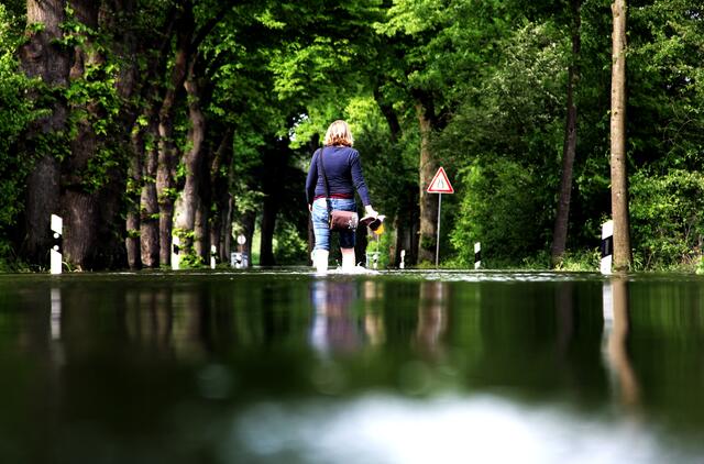 Eine Frau kann den Stau auf den Straßen nicht mehr ertragen und macht sich Barfuß auf den Weg von Wunstorf nach Schloß Ricklingen - durch das Hochwasser!