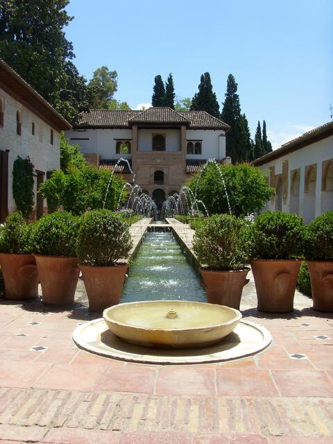 Innenhof des Generalife mit seinem erfrischenden Geplätscher der vielen kleinen Wasserfontänen.