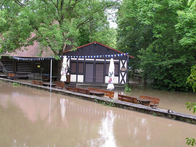 Die ganze Wiese rund um den Grillstand ist geflutet.
