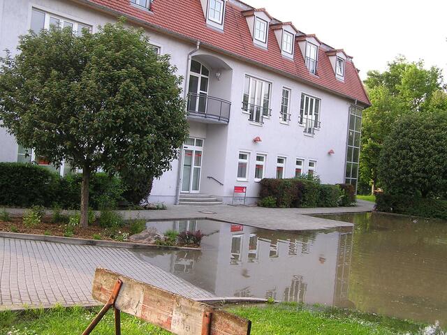 Nur noch wenige Zentimeter und auch der Bürgersteig vor der Sparkasse ist unter Wasser.