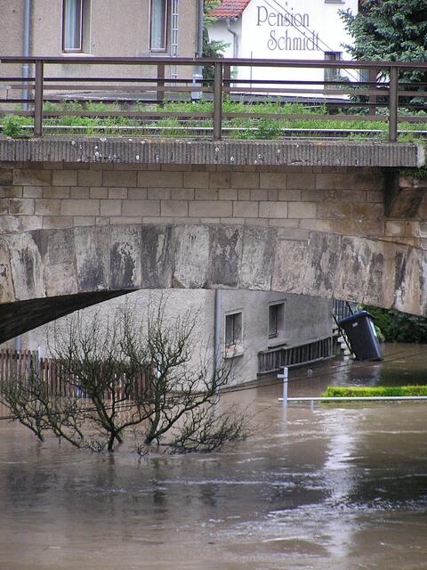 Blick von de rSaalebrücke unter die Bahnbrücke