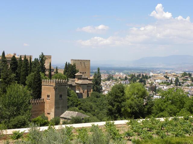 Blick von der Gartenmauer des Generalife auf einen Teil der Alhambra und der Stadt Granada.
