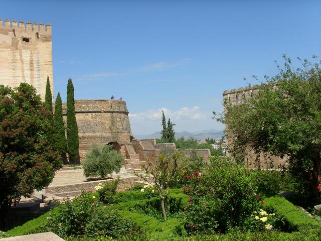 Blick durch die Alcazaba und Paläste. Im Hintergrund die Ausläufer der Sierra Nevada.