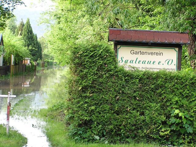 Zugang zur Kleingartenanlage zwischen Feuerwehr und Norma. Die Auffahrt zur Feuerwehr war zwei Stunden später ca 30 cm unter Wasser. Zur Zeit der Aufnahme war die Zufahrt noch trocken.