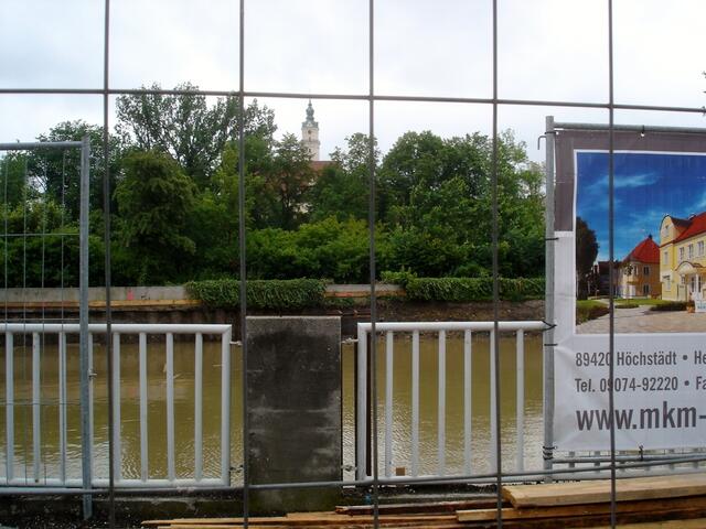 Hier entsteht nicht das neue Hallenbad!, bei dem nur noch das Dach fehlt.