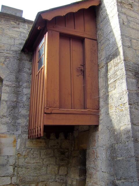 Ein damaliges Klo? Wo ist die Treppe - im Turm?