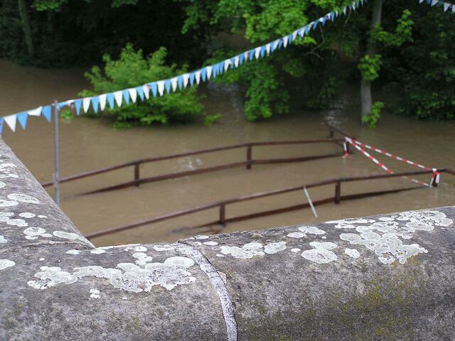 Holzbrücke zwischen Saalebrücke und Weg zur Eisdiele