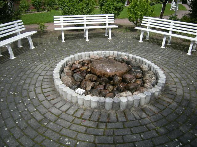 Brunnen am Eingang.