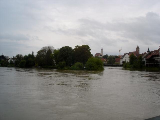 Normalerweise ein idyllische Bild, der Donauspitz - links die Donau und rechts die Wörnitz, aber heute fast beängstigend