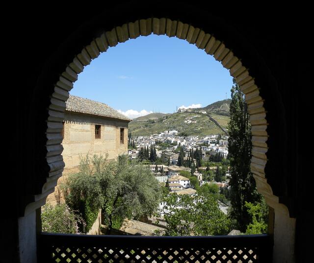 Blick durch eines der vielen typisch maurischen Fensteröffnungen.