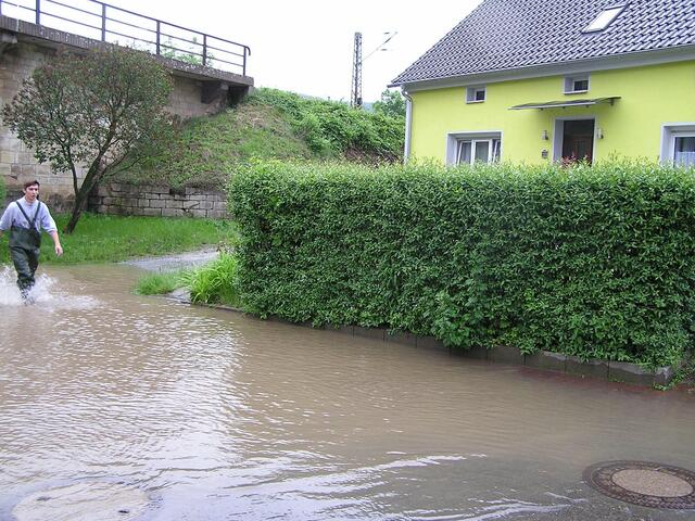 Haus neben der Straße zur Kleingartenanlage. nur noch über das Nachbargrundstück zu erreichen.
