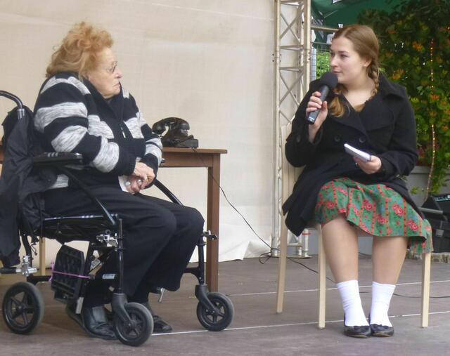 Lena Mende interviewt Zeitzeugin Barbara Dreyfuss