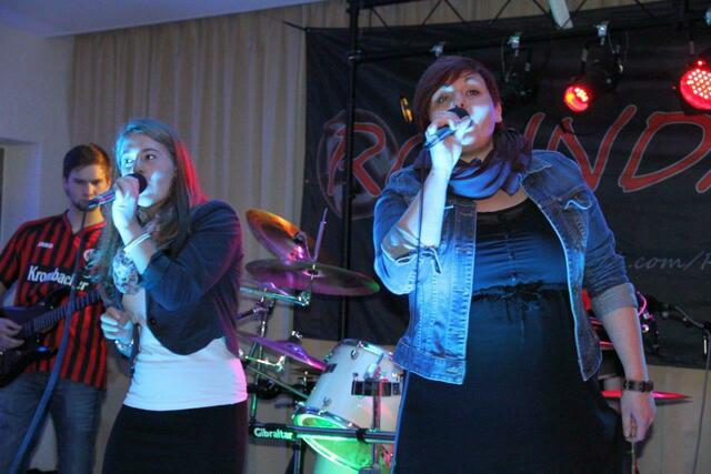 Nicole Wasmuth (li.) und Antonia König von der Band "Roundabout".