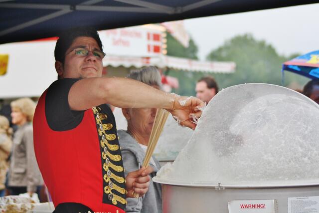 Vor dem Zelt vom "Circus Quaiser" gibt es Zuckerwatte