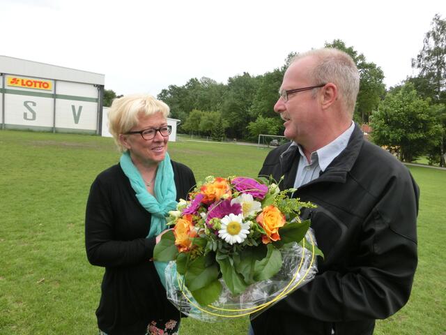 Chefkassiererin Katrin Wadewitz erhält von Thomas Deicke (HSV-Spartenvorstand) einen Blumenstrauß für Ihre Dienste...