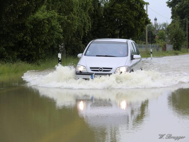 Mit Schwung durch's Hochwasser, in der Hoffnung, dass die Karre nicht absäuft...