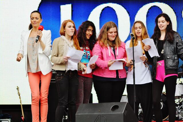 „Germany’s Next Topmodel“-Kandidatin Jacqueline (rechts im Bild)