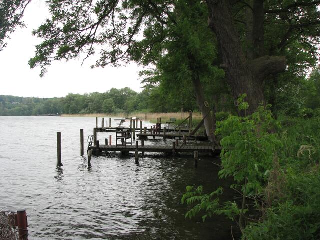 Bootsstege am Wasser- und Wanderweg nach Raben-Steinfeld