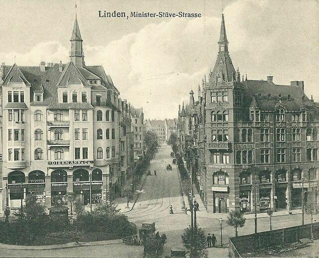 Blick in die Minister-Stüve-Straße, um 1910. Im Haus Nr. 2, rechte Seite, wohnten in den 1930-er Jahren die Familien Plaut, Rosenberg und Rosenhoff.