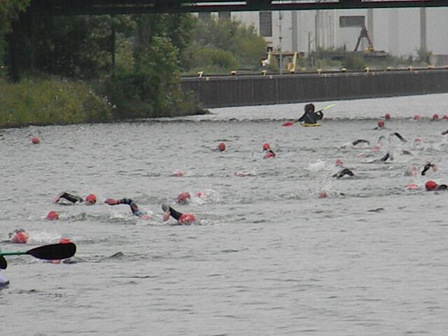 Die schnellsten Schwimmer waren schon nach ca. 9 Minuten aus dem Wasser.