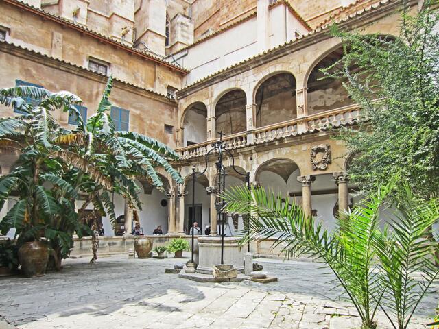 27.03.2012 Palma de Mallorca - Spanien.                           Cathedral de Palma de Mallorca.                                              Der Innenhof.