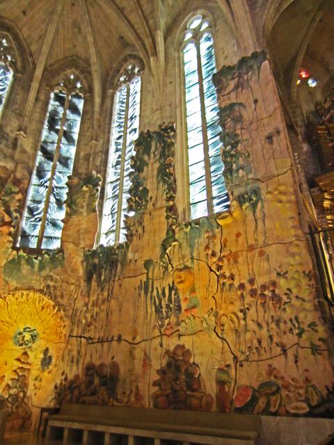 27.03.2012 Palma de Mallorca - Spanien.                           Cathedral de Palma de Mallorca.                                          Der mallorquinische Künstler Miquel Barceló (1957) 
hat 2007 in der Kathedrale La Seu in Palma auf Mallorca Keramiken geschaffen.