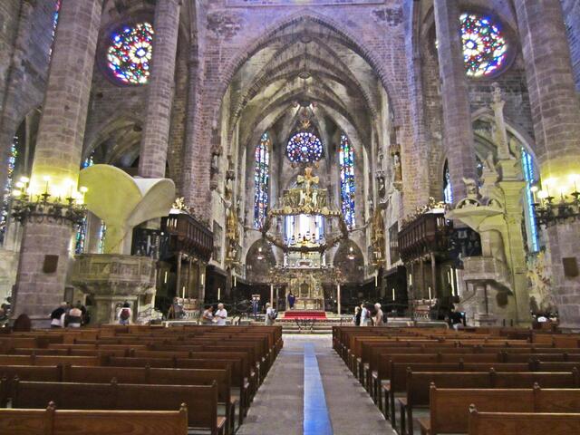 27.03.2012 Palma de Mallorca - Spanien.                           Cathedral de Palma de Mallorca                                             3. Die Kathedrale Santa Maria von Palma de Mallorca.
Ostseite.
Rosette (1599) der Ostfront von innen.