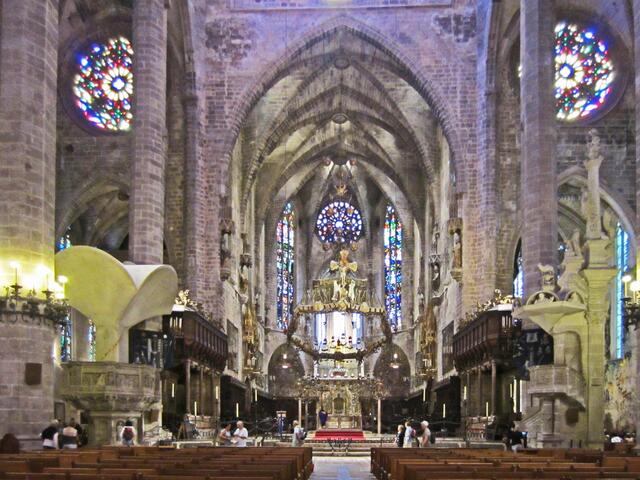 27.03.2012 Palma de Mallorca - Spanien.                           Cathedral de Palma de Mallorca                                             3. Die Kathedrale Santa Maria von Palma de Mallorca.
Ostseite.
Rosette (1599) der Ostfront von innen.