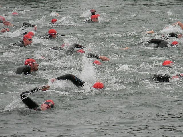 Beim Liga-Start hatten alle Schwimmer einen Neoprenanzug an. Das war bei den Volkstriathleten bei den nächsten Starts nicht so.