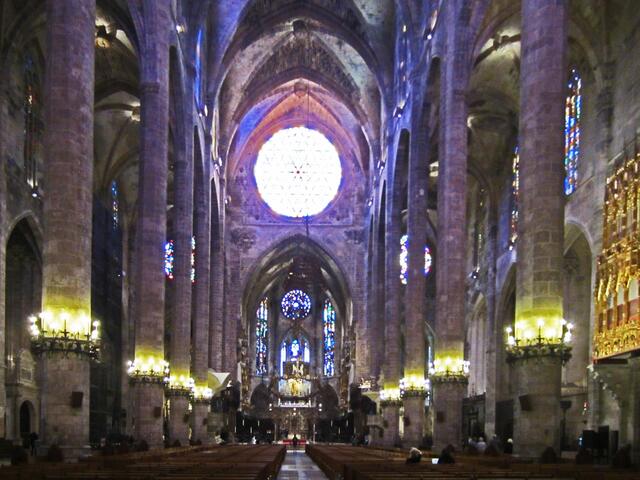 27.03.2012 Palma de Mallorca - Spanien.                           Cathedral de Palma de Mallorca                                             3. Die Kathedrale Santa Maria von Palma de Mallorca.
Ostseite.
Rosette (1599) der Ostfront von innen.