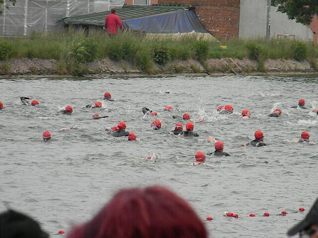 Die Volkstriathleten sind unterwegs. Hier gab es auch recht viele Brustschwimmer und "ganz harte Athleten", die keinen Neoprenanzug anhatten.