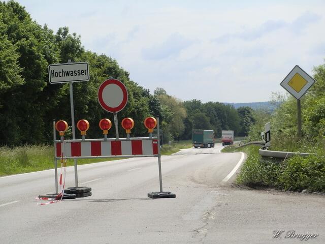 4. Juni 2013: Verbindungsstraße Dillingen-Holzheim: Die Straße ist noch gesperrt, doch Abenteuerlustige, seien es LKWs oder PKWs, testen die Tiefe des querenden "Riedstromes" (ausgeleitetes Donauwasser) aus. Dabei kommt es schon vor, dass einige stecken bleiben. Traktoren ziehen natürlich durch, die sind hoch genug angelegt.