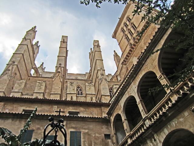 27.03.2012 Palma de Mallorca - Spanien.                           Cathedral de Palma de Mallorca.                                              Der Innenhof.