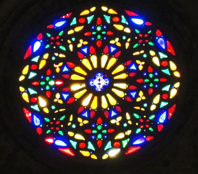 27.03.2012 Palma de Mallorca - Spanien.           Cathedral de Palma de Mallorca.                                             
Rosette.                                                                                      In der Kathedrale von Palma befinden sich                         fünf weitere Rosetten,                                                     sowie 60 künstlerisch gestaltete Glasfenster.