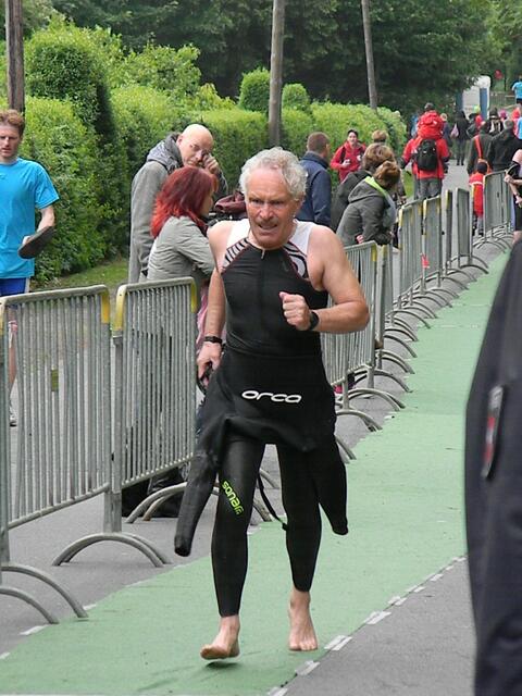 Peter N. startete in der letzten Startgruppe. Er ist mit dem Schwimmen fertig.