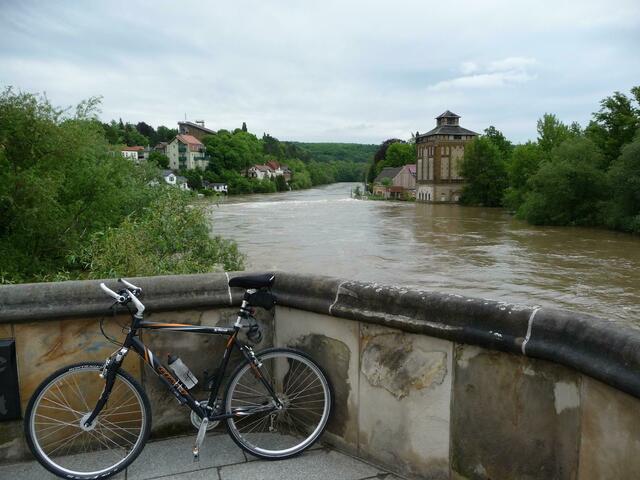 Dort irgendwo ist das Wehr.