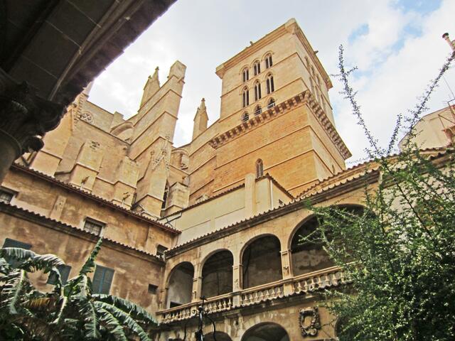 27.03.2012 Palma de Mallorca - Spanien.                           Cathedral de Palma de Mallorca.                                              Der Innenhof.