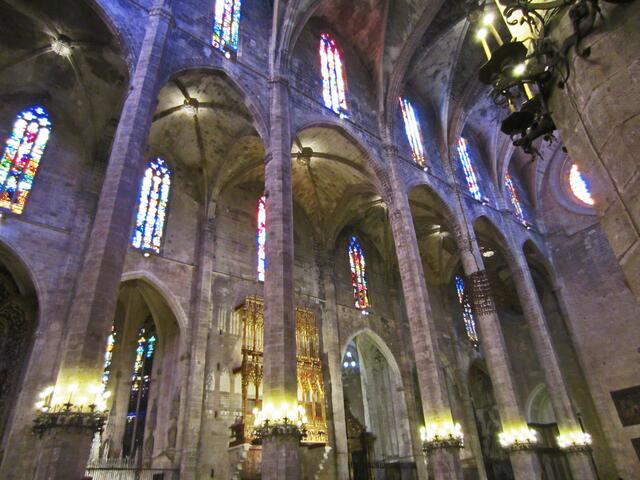 27.03.2012 Palma de Mallorca - Spanien.           Cathedral de Palma de Mallorca.                                                                                                                                  In der Kathedrale von Palma befinden sich                         fünf weitere Rosetten,                                                     sowie 60 künstlerisch gestaltete Glasfenster.