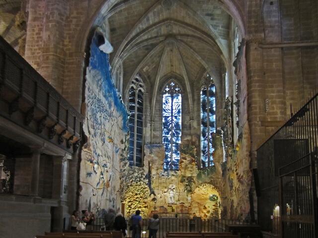 27.03.2012 Palma de Mallorca - Spanien.                           Cathedral de Palma de Mallorca.                                          Der mallorquinische Künstler Miquel Barceló (1957) 
hat 2007 in der Kathedrale La Seu in Palma auf Mallorca Keramiken geschaffen.