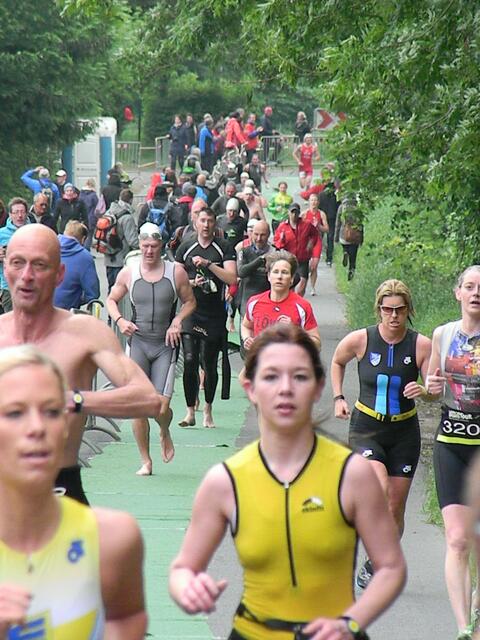 Hier war was los. Einige Athleten sind schon mit dem Radfahren fertig und sind am Anfang der 2. Laufrunde, andere habe gerade das schwimmen hinter sich und müssen gleich aufs Rad.