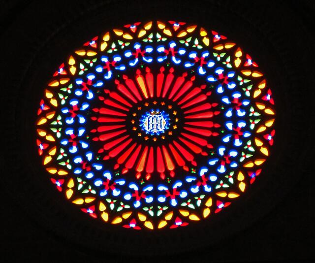 27.03.2012 Palma de Mallorca - Spanien.                           Cathedral de Palma de Mallorca                                              1. Die Kathedrale Santa Maria von Palma de Mallorca.
Westfront (Hauptportalfassade).
Rosette der Westfront von innen.