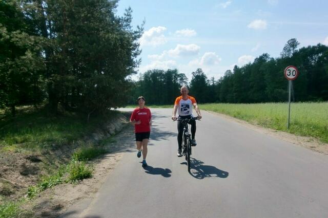 Läufer/Radfahrerteam unterwegs in Polen