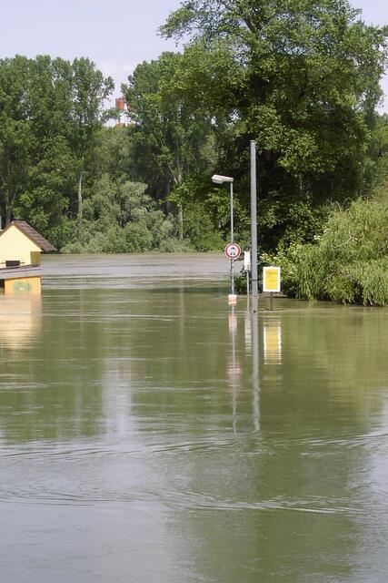 Straße zum Rhein hin ----das kleine Häusel ist zur Hälfte im Wasser!