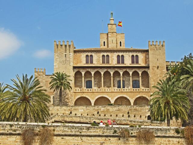 27.03.2012 Palma de Mallorca - Spanien. 
Stadt Palma.                                                                                
Palma de Mallorca. 
Königspalast Palau de l'Almudaina, 13. Jhdt.
Heute dient der Königspalast Palau de l'Almudaina dem spanischen Königspaar als Amtssitz, wenn sie Mallorca besuchen.