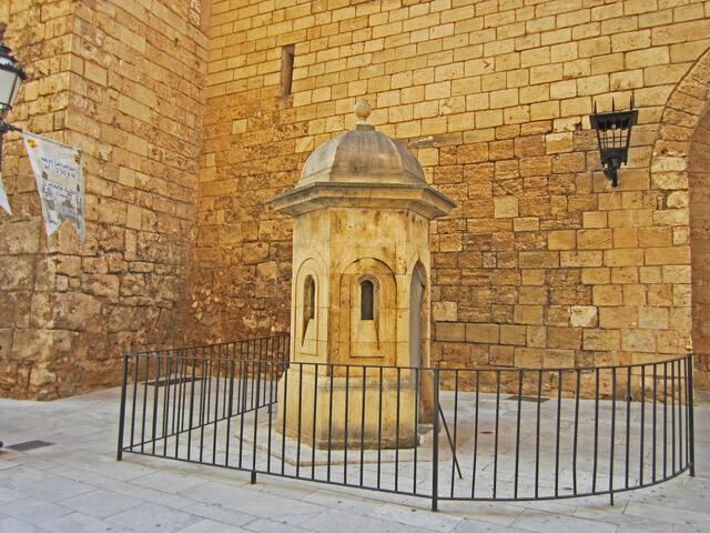 27.03.2012 Palma de Mallorca - Spanien. 
Stadt Palma.                                                                                
Palma de Mallorca. 
Königspalast Palau de l'Almudaina, 13. Jhdt.
Heute dient der Königspalast Palau de l'Almudaina dem spanischen Königspaar als Amtssitz, wenn sie Mallorca besuchen.