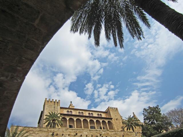 27.03.2012 Palma de Mallorca - Spanien. 
Stadt Palma.                                                                                
Palma de Mallorca. 
Königspalast Palau de l'Almudaina, 13. Jhdt.
Heute dient der Königspalast Palau de l'Almudaina dem spanischen Königspaar als Amtssitz, wenn sie Mallorca besuchen.