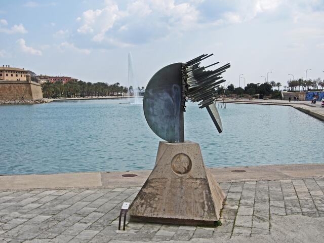 27.03.2012 Palma de Mallorca - Spanien. 
Stadt Palma.                                                                                Palma de Mallorca. 
Der Parc de La Mar Palma de Mallorca (1960).                    Enrique Broglia (1942)
Skulptur Hacia el Sur (1984).