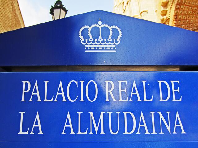 27.03.2012 Palma de Mallorca - Spanien. 
Stadt Palma.                                                                                
Palma de Mallorca. 
Königspalast Palau de l'Almudaina, 13. Jhdt.
Heute dient der Königspalast Palau de l'Almudaina dem spanischen Königspaar als Amtssitz, wenn sie Mallorca besuchen.