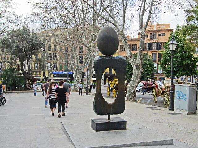 27.03.2012 Palma de Mallorca - Spanien. 
Stadt Palma.                                                                     Jardins de s'Hort del Rei - Königsgarten.
2. Die bronzene Miró Skulptur „Personatge" - die Persönlichkeit, ist ein Geschenk von Miró an die Stadt Palma de Mallorca.