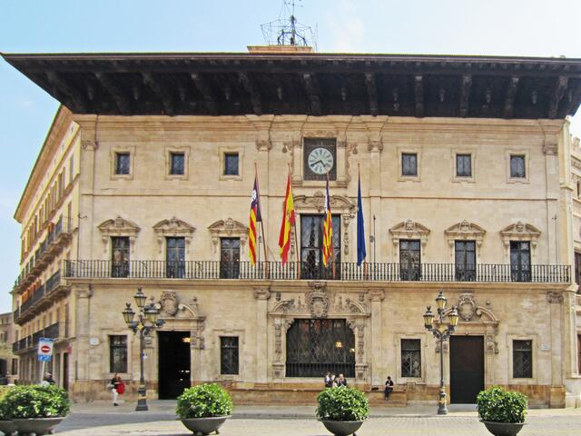 27.03.2012 Palma de Mallorca - Spanien. 
Stadt Palma.                                                                          Rathaus von Palma.
Ajuntament de Palma.
Fassade Barock. (1649-1680) .
Balkon mit 7 Fenstern. 
Große Uhr (En Figuera).